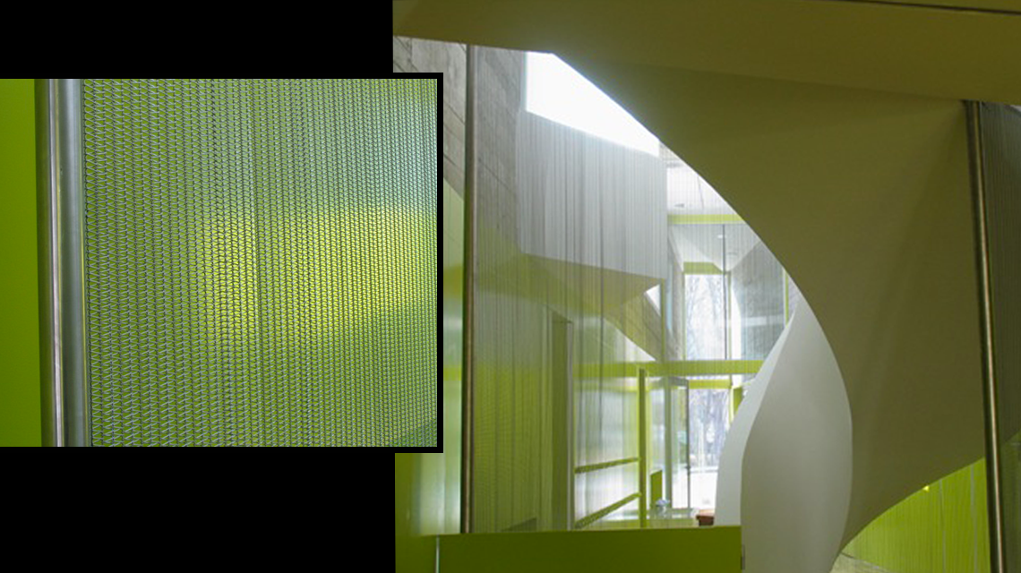 parement d'escalier en maille métallique spiralée acier inoxydable MIES architecture d'intérieur www.maillemetaldesign.fr