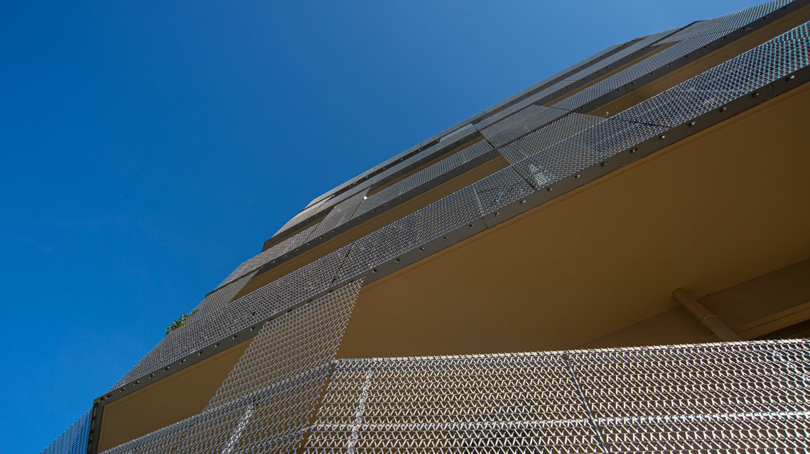 Fachada e gradeamentos em malha espiral de aço inoxidável www.maillemetaldesign.pt - <p>Neste projeto de desenvolvimento habitacional em Malakoff, a rede metálica de aço inoxidável foi utilizada como enchimento para grades e revestimento das fachadas dos edifícios. A rede em espiral de aço inoxidável EIFFEL40100 e o seu sistema de fixação TF60. A malha permite o preenchimento de gradeamentos e o revestimento arquitetónico contínuo, criando uma leitura fluida e rítmica da envolvente do edifício.</p>