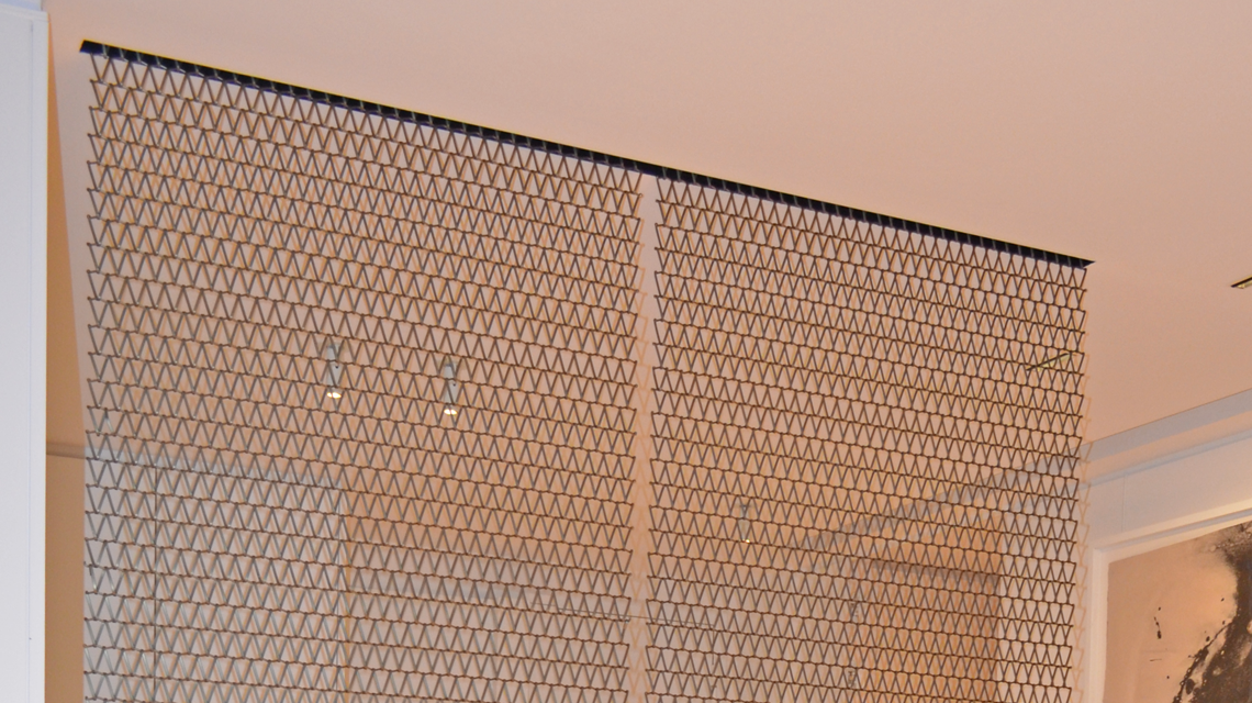 Paravent en maille métallique spiralée CODERCH aluminium bronze www.maillemetaldesign.fr