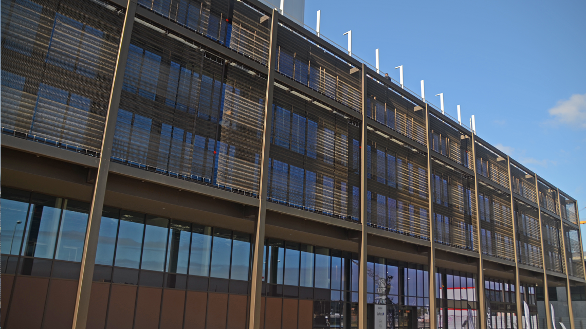 Façade double peau en maille métallique mixée aluminium anodisé bronze EIFFEL www.maillemetaldesign.fr