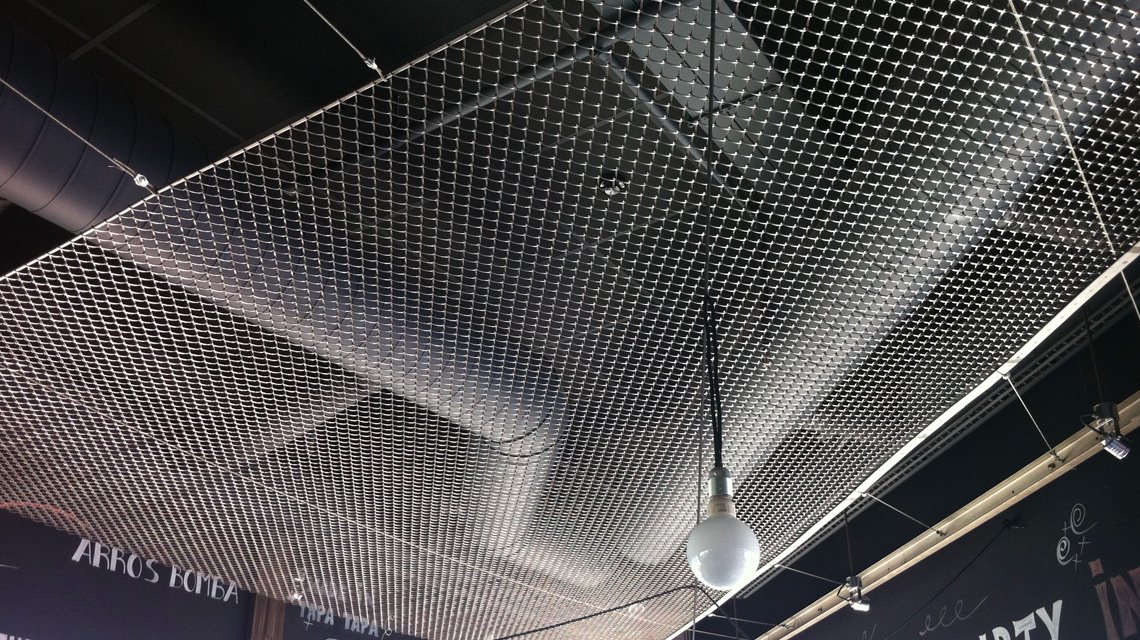 teto de rede metálica esticada em aço inoxidável GAUDI F @maillemetaldesign - <p>Malha de aço inoxidável por medida para a arquitetura interior e exterior : gradeamentos, revestimento de paredes, tectos, mobiliário, fachadas, vedações, etc.</p>