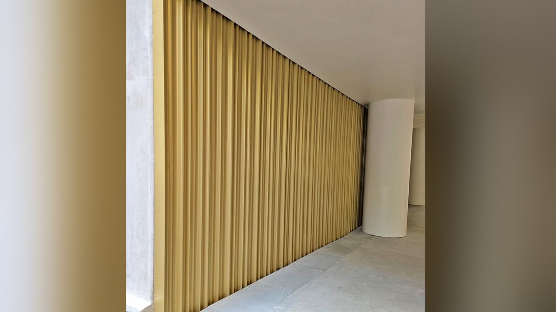 Neste hall parisiense, situado no coração do 9.º arrondissement, o revestimento mural dissolve-se para dar lugar a um ritmo delicado de ondulações metálicas. - <p>Neste hall parisiense, situado no coração do 9.º arrondissement, o revestimento mural dissolve-se para dar lugar a um ritmo delicado de ondulações metálicas.</p>