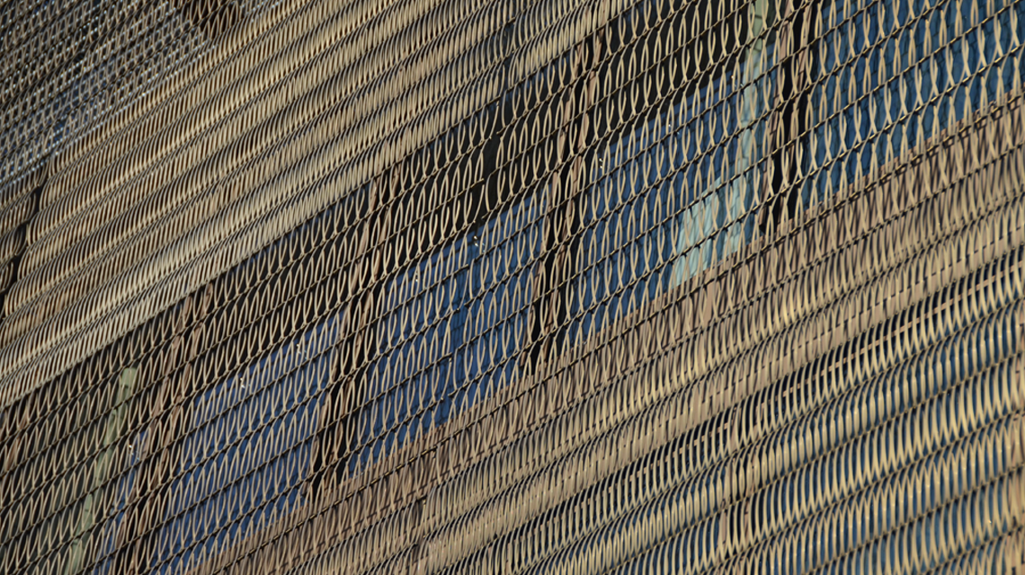 Façade double peau en résille métallique aluminium anodisé bronze EIFFEL www.maillemetaldesign.fr