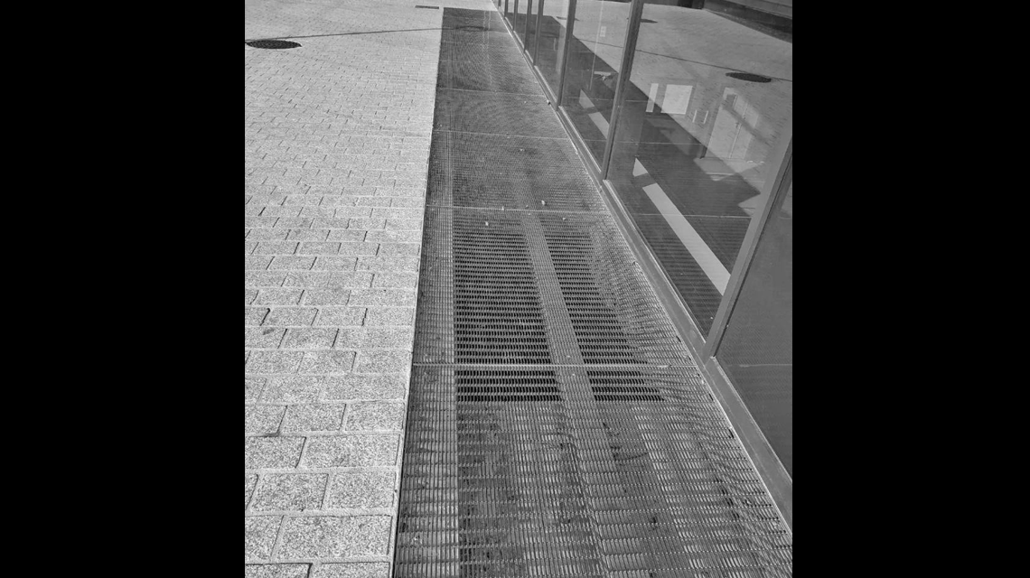 Caillebotis SLOT RADIUS Acier inox St Maur des Fossées www.maillemetaldesign.fr - <p>Caillebotis SLOT RADIUS Acier inox St Maur des Fossées <a href=