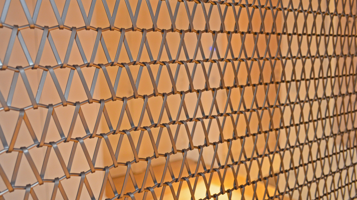 Paravent en maille métallique spiralée CODERCH aluminium bronze www.maillemetaldesign.fr