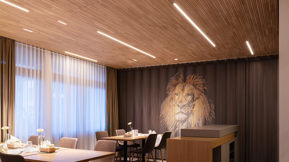 Habillage mural personnalisé en chaînes à maillons aluminium kriskadecor www.maillemetaldesign.fr