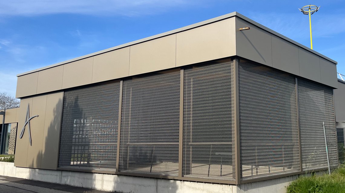 Fachada metálica Aeroporto Valence @maillemetaldesign - <p>Fachada de uma parte do edifício do aeroporto de Valence-Chabeuil em malha metálica espiralada feita por medida, em aço inoxidável 316L. Modelo Coderch da nossa gama de malhas metálicas espiraladas. Mais informações em <a href=