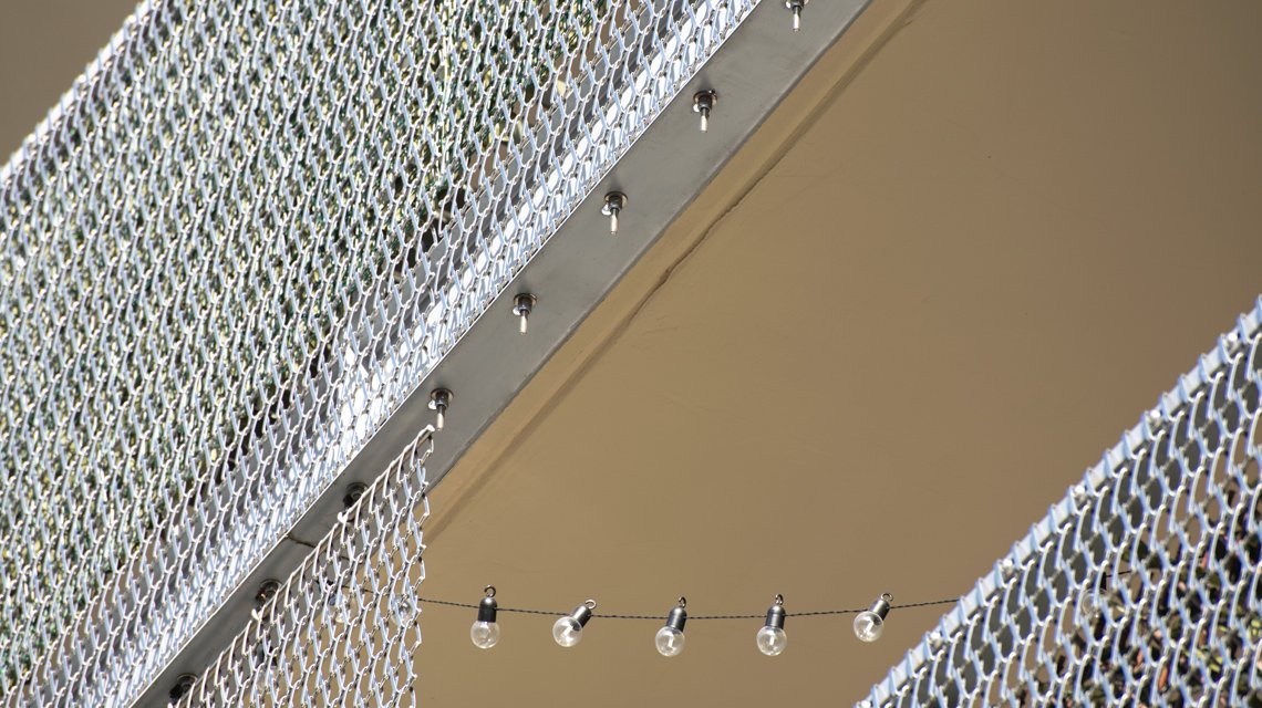 Fachada e gradeamentos em malha espiral de aço inoxidável www.maillemetaldesign.pt - <p>Neste projeto de desenvolvimento habitacional em Malakoff, a rede metálica de aço inoxidável foi utilizada como enchimento para grades e revestimento das fachadas dos edifícios. A rede em espiral de aço inoxidável EIFFEL40100 e o seu sistema de fixação TF60. A malha permite o preenchimento de gradeamentos e o revestimento arquitetónico contínuo, criando uma leitura fluida e rítmica da envolvente do edifício.</p>