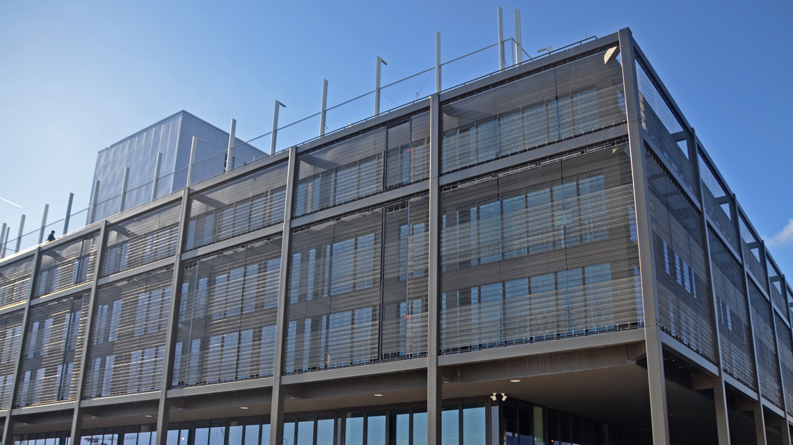 Façade double peau en maille métallique mixée aluminium anodisé bronze EIFFEL www.maillemetaldesign.fr