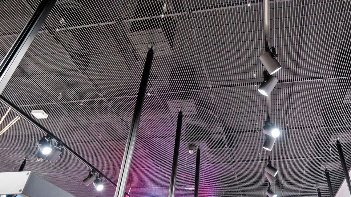 Plafond métallique architectural en grille soudée slot www.maillemetaldesign.fr - <p>Plafond métallique architectural en grille soudée slot <a href=