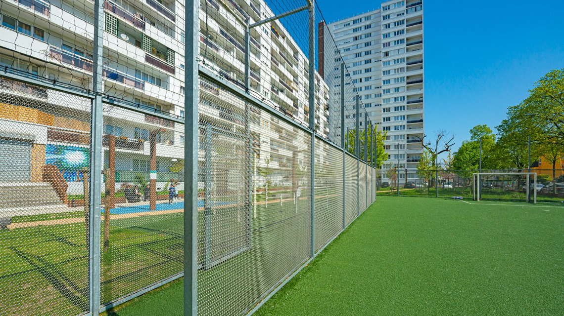 Uma malha metálica discreta que dialoga com o seu ambiente. - <p>No bairro de Alfortville, a malha metálica desenha uma fronteira subtil em torno do City Stade, sem nunca fechar o espaço.<br class='autobr' />
Produzidos à medida, os painéis em rede metálica espiralada, modelo Torroja-R do nosso parceiro Codina Architectural, definem com precisão os contornos do campo, permitindo ao mesmo tempo a circulação da luz, dos olhares e do ar.</p>