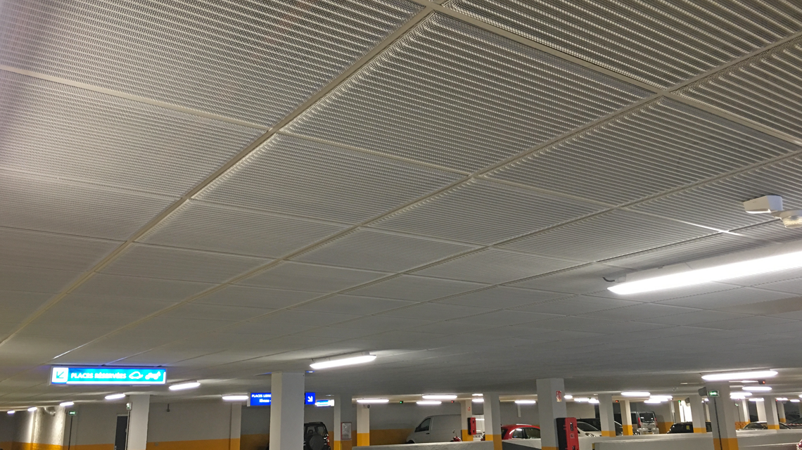 Faux plafond dalles métalliques DECKMETAL série S finition blanche www.maillemetaldesign.fr