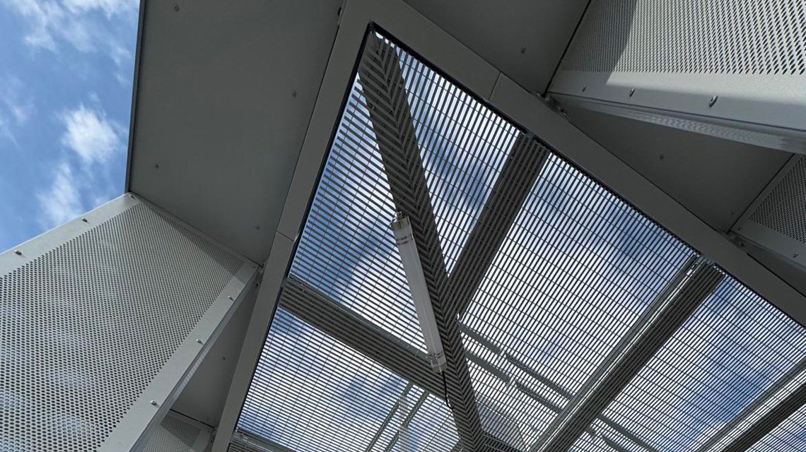 Passarela metálica – Projeto Airbus Ziegler - <p>Execução de passarela metálica com proteção solar em grade eletrossoldada Slot sob medida.</p>