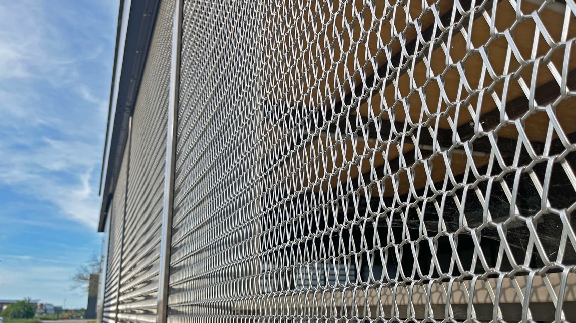 Fachada metálica Aeroporto Valence @maillemetaldesign - <p>Fachada de uma parte do edifício do aeroporto de Valence-Chabeuil em malha metálica espiralada feita por medida, em aço inoxidável 316L. Modelo Coderch da nossa gama de malhas metálicas espiraladas. Mais informações em <a href=