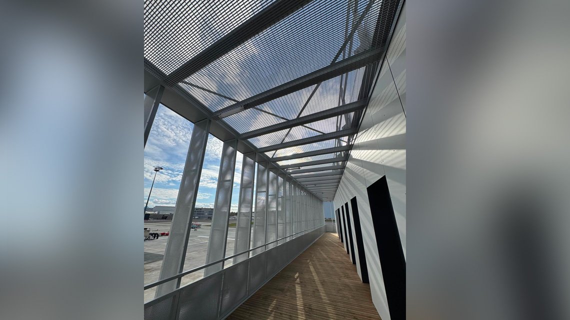 Edifício industrial Airbus com grade arquitetônica - <p>Revestimento em grade eletrossoldada aplicado em edifício industrial Airbus, combinando desempenho técnico e estética contemporânea.</p>