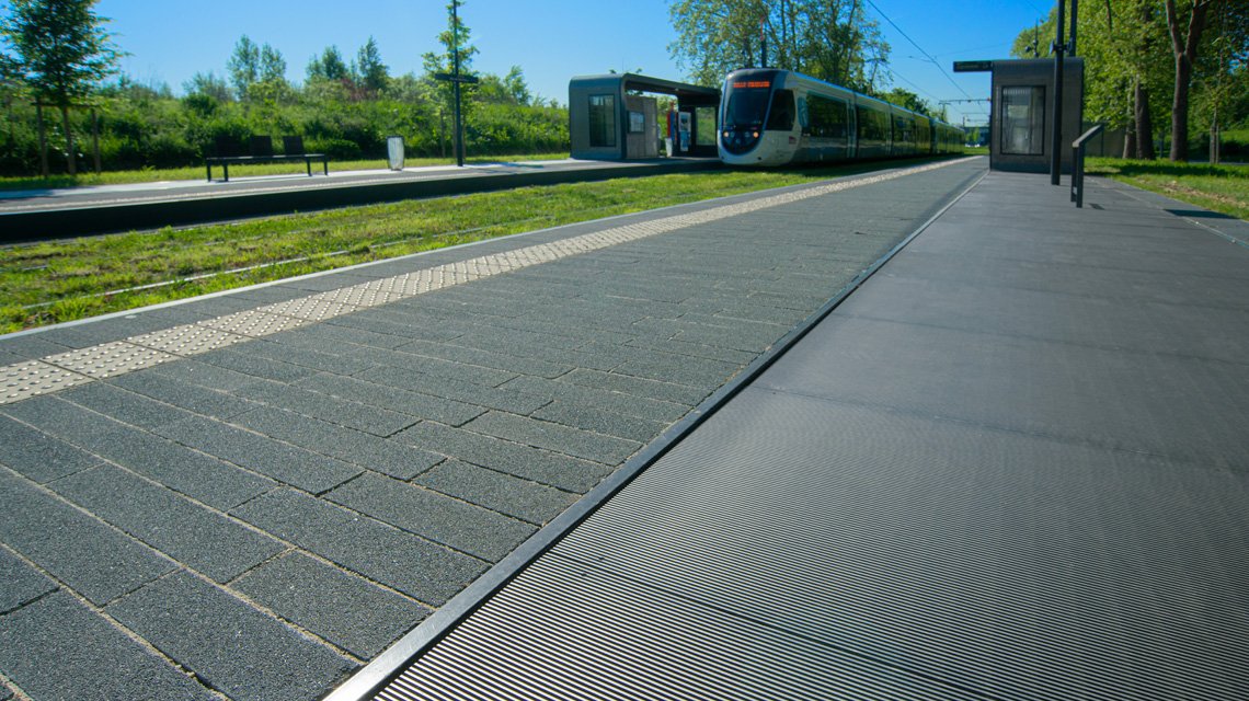 Caillebotis em slot inox 316L – Plataforma Tram 12 Express - <p>Aplicação da grelha eletrossoldada slot em caillebotis de aço inoxidável AISI 316L nas zonas de circulação da infraestrutura ferroviária. Elevada resistência estrutural, permeabilidade controlada (ar, água e luz) e durabilidade em espaço público.</p>