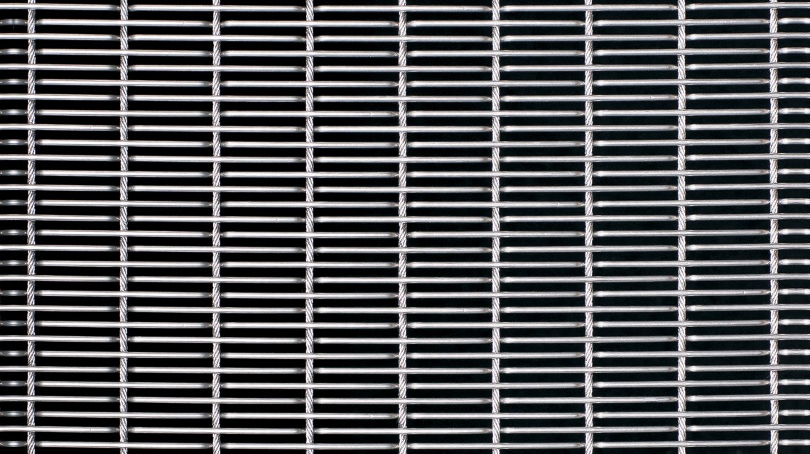 MAILLE METALLIQUE CABLEE INOX SATURNP05110 www.maillemetaldesign.fr - <p>maille métallique inox câblée architecture façade garde-corps balustrade brise-soleil parement escalier <a href=
