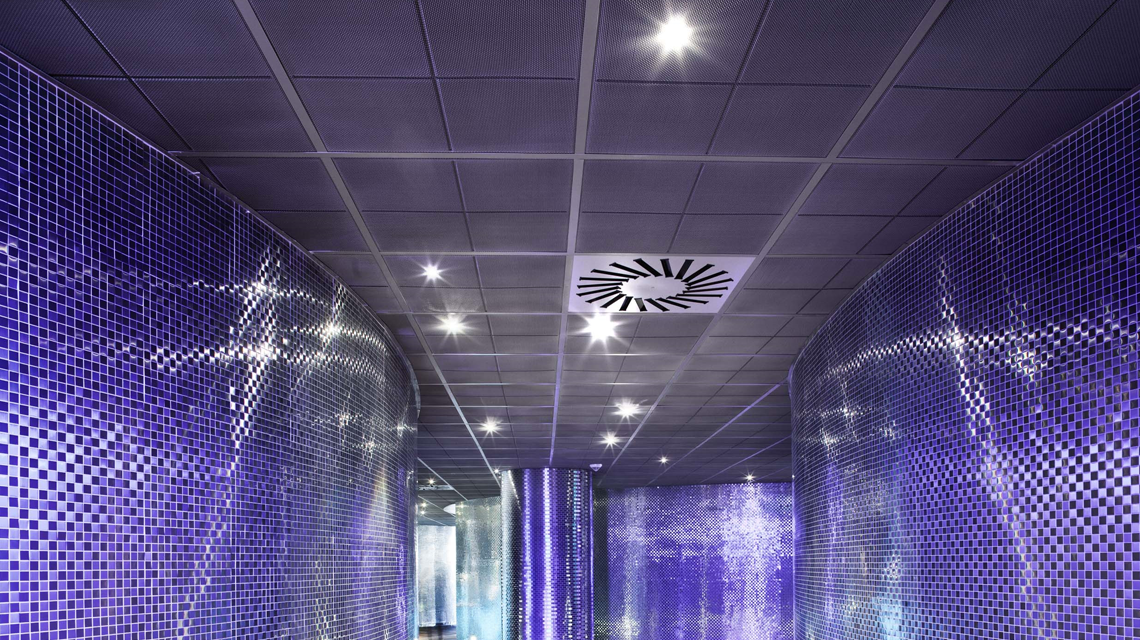 Plafond dalles maille métallique DECKMETAL CALDEA Andorre www.maillemetaldesign.fr