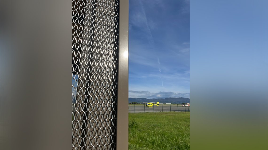 Fachada metálica Aeroporto Valence @maillemetaldesign - <p>Fachada de uma parte do edifício do aeroporto de Valence-Chabeuil em malha metálica espiralada feita por medida, em aço inoxidável 316L. Modelo Coderch da nossa gama de malhas metálicas espiraladas. Mais informações em <a href=