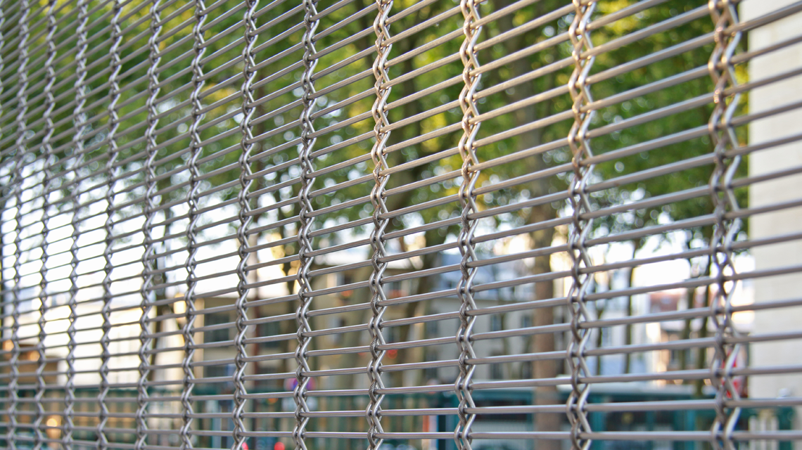 clôture maille métallique câblée acier inoxydable tribunal de grande instance de Versailles architecture paysage www.maillemetaldesign.fr