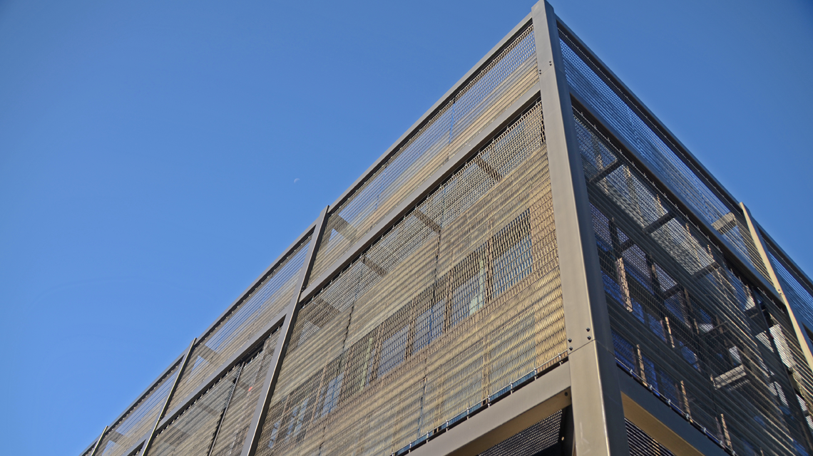 Façade double peau en résille métallique aluminium anodisé bronze EIFFEL www.maillemetaldesign.fr