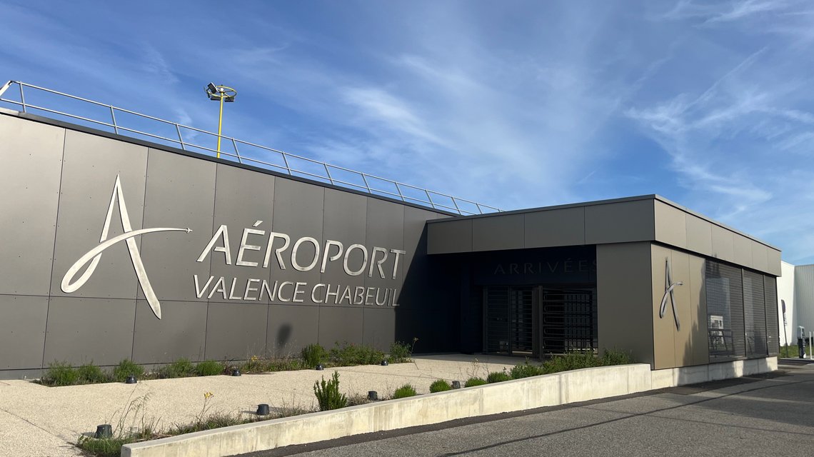 Fachada metálica Aeroporto Valence @maillemetaldesign - <p>Fachada de uma parte do edifício do aeroporto de Valence-Chabeuil em malha metálica espiralada feita por medida, em aço inoxidável 316L. Modelo Coderch da nossa gama de malhas metálicas espiraladas. Mais informações em <a href=