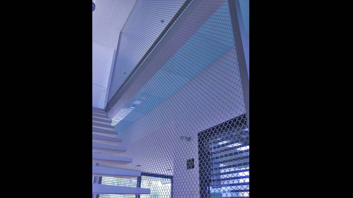 parement d'escalier en maille métallique gaudi acier inoxydable www.maillemetaldesign.fr