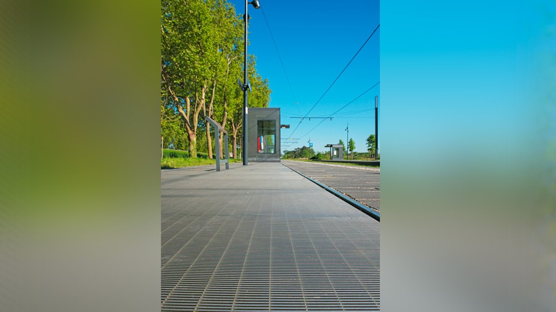 Grelha eletrossoldada slot – Infraestrutura de mobilidade Tram 12 - <p>Solução arquitetónica em grelha eletrossoldada slot desenvolvida sob medida para o Tram 12 Express, ligando Massy a Évry-Courcouronnes. Combinação de desempenho técnico, resistência estrutural e identidade arquitetónica ao serviço da mobilidade sustentável.</p>
