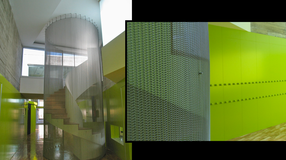 parement d'escalier en maille métallique spiralée inox MIES architecture d'intérieur www.maillemetaldesign.fr