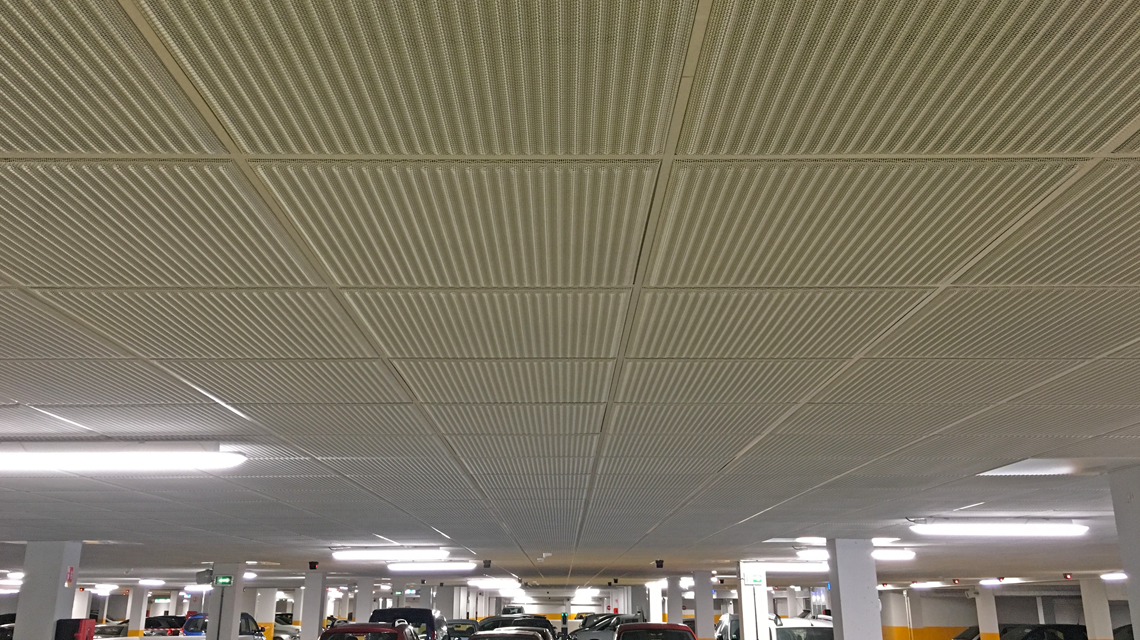 Faux plafond dalles métalliques DECKMETAL série S finition blanche www.maillemetaldesign.fr