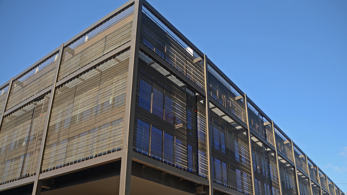 Façade double peau en résille métallique aluminium anodisé bronze EIFFEL www.maillemetaldesign.fr