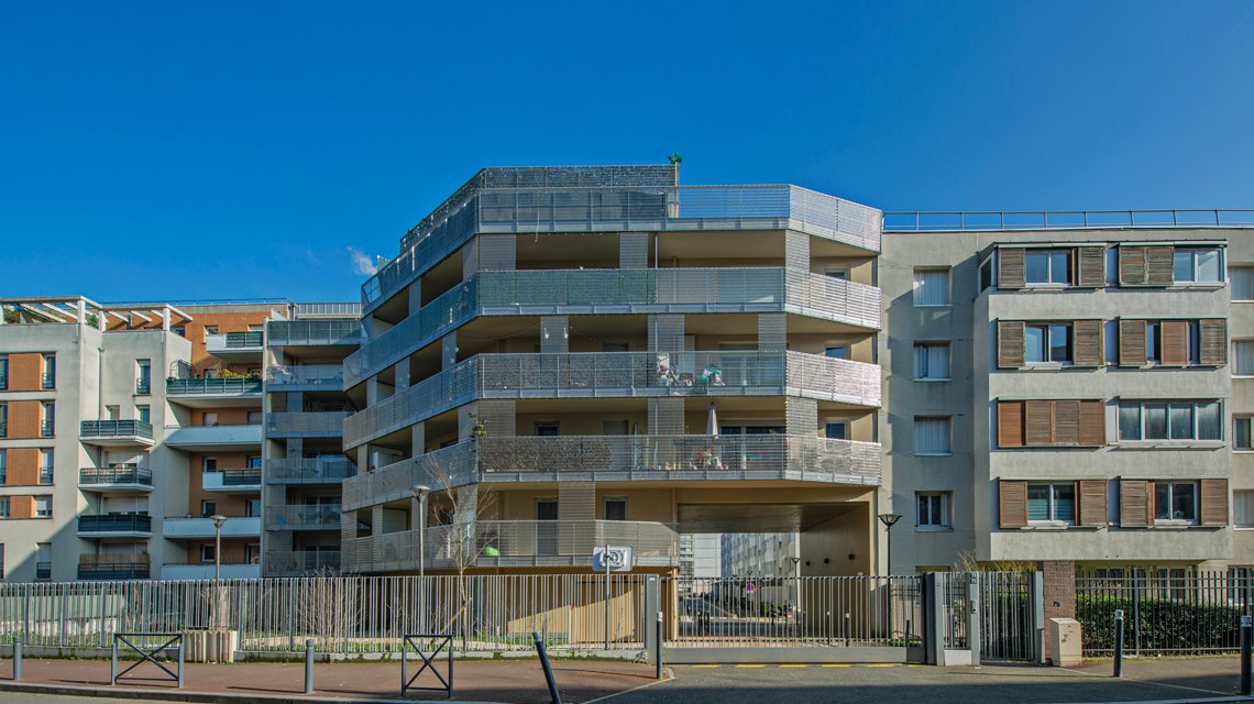 Fachada e gradeamentos em malha espiral de aço inoxidável www.maillemetaldesign.pt - <p>Neste projeto de desenvolvimento habitacional em Malakoff, a rede metálica de aço inoxidável foi utilizada como enchimento para grades e revestimento das fachadas dos edifícios. A rede em espiral de aço inoxidável EIFFEL40100 e o seu sistema de fixação TF60. A malha permite o preenchimento de gradeamentos e o revestimento arquitetónico contínuo, criando uma leitura fluida e rítmica da envolvente do edifício.</p>