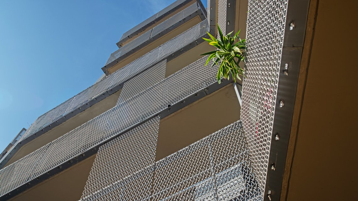 Fachada e gradeamentos em malha espiral de aço inoxidável www.maillemetaldesign.pt - <p>Neste projeto de desenvolvimento habitacional em Malakoff, a rede metálica de aço inoxidável foi utilizada como enchimento para grades e revestimento das fachadas dos edifícios. A rede em espiral de aço inoxidável EIFFEL40100 e o seu sistema de fixação TF60. A malha permite o preenchimento de gradeamentos e o revestimento arquitetónico contínuo, criando uma leitura fluida e rítmica da envolvente do edifício.</p>