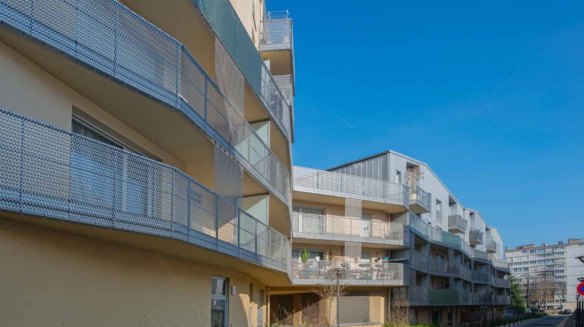 Fachada e gradeamentos em malha espiral de aço inoxidável www.maillemetaldesign.pt - <p>Neste projeto de desenvolvimento habitacional em Malakoff, a rede metálica de aço inoxidável foi utilizada como enchimento para grades e revestimento das fachadas dos edifícios. A rede em espiral de aço inoxidável EIFFEL40100 e o seu sistema de fixação TF60. A malha permite o preenchimento de gradeamentos e o revestimento arquitetónico contínuo, criando uma leitura fluida e rítmica da envolvente do edifício.</p>