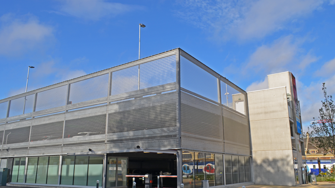 Parking de la gare de Dreux façade en maille métallique inox spiralée EIFFEL4050 www.maillemetaldesign.fr