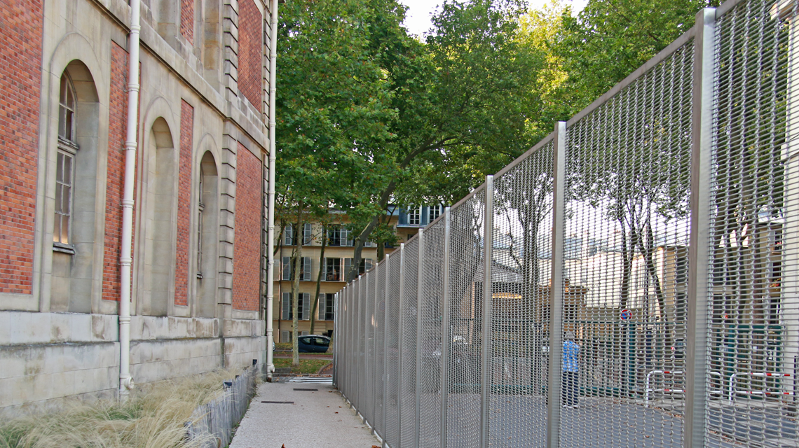 clôture maille métallique câblée inox tribunal de grande instance de Versailles architecture paysage www.maillemetaldesign.fr