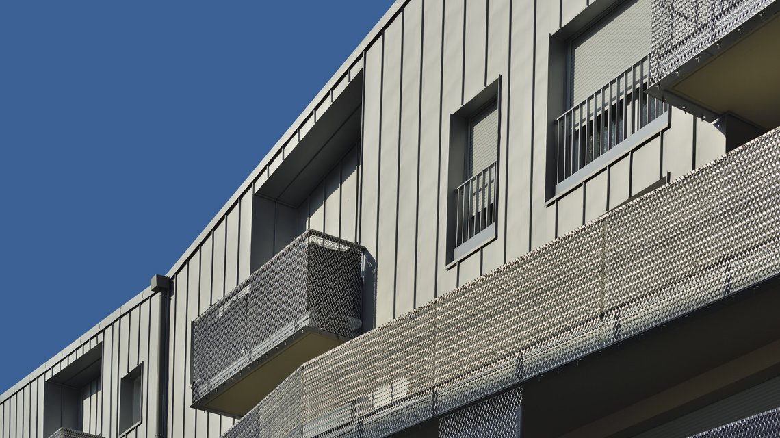 Fachada e gradeamentos em malha espiral de aço inoxidável www.maillemetaldesign.pt - <p>Neste projeto de desenvolvimento habitacional em Malakoff, a rede metálica de aço inoxidável foi utilizada como enchimento para grades e revestimento das fachadas dos edifícios. A rede em espiral de aço inoxidável EIFFEL40100 e o seu sistema de fixação TF60. A malha permite o preenchimento de gradeamentos e o revestimento arquitetónico contínuo, criando uma leitura fluida e rítmica da envolvente do edifício.</p>