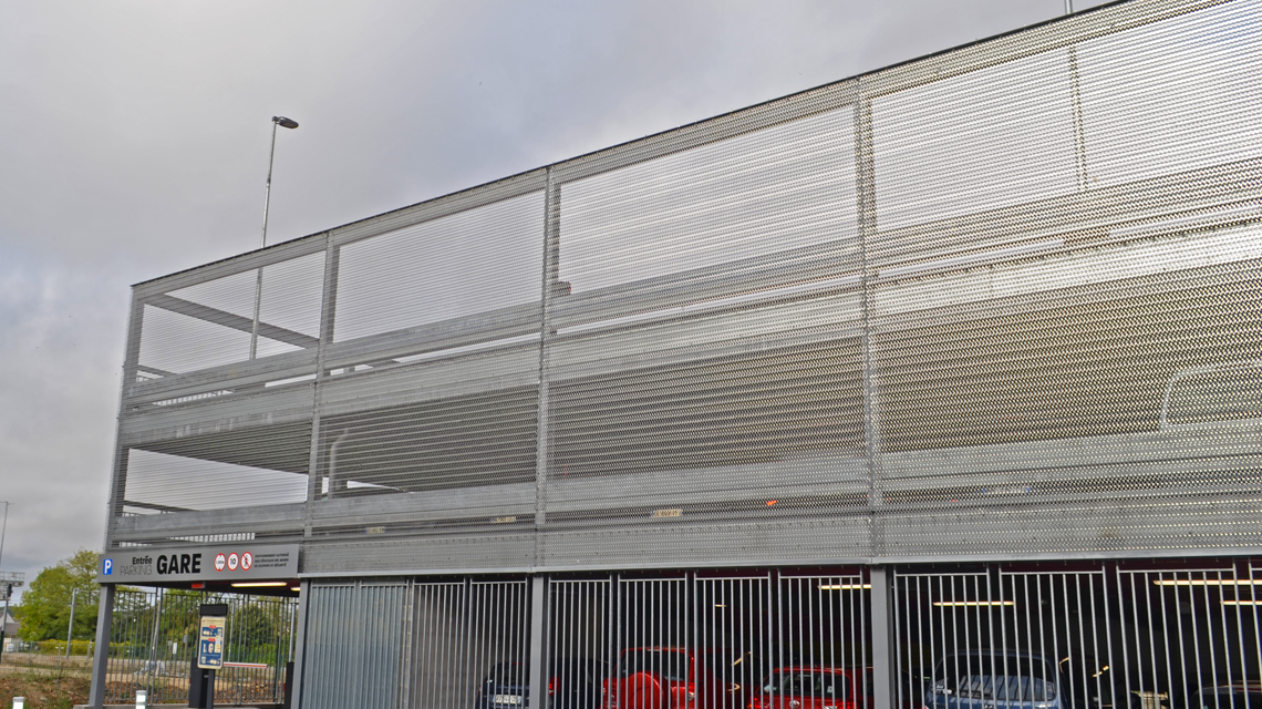 Façade du parking en maille métallique spiralée EIFFEL4050 acier inoxydable www.maillemetaldesign.fr