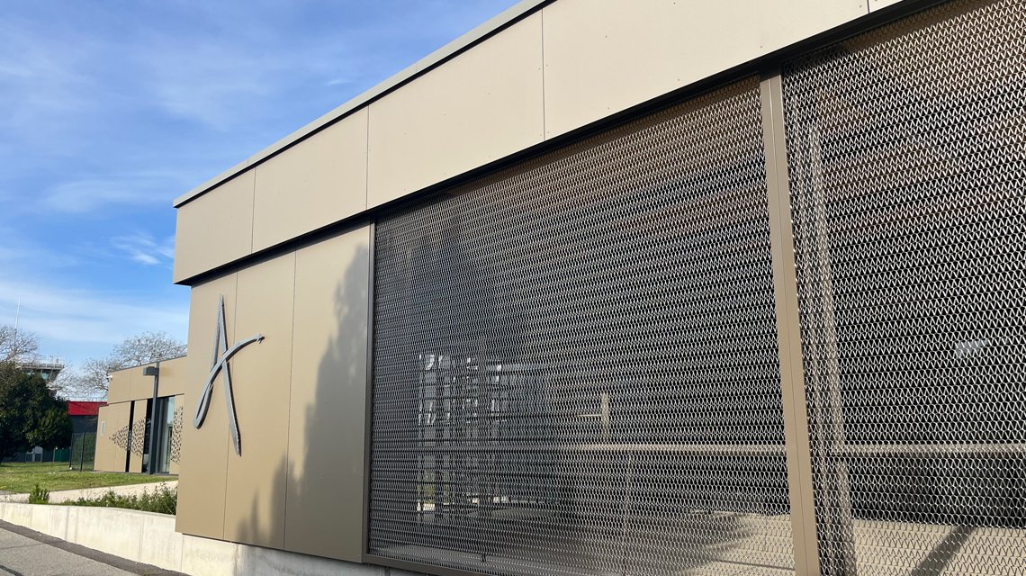 Fachada metálica Aeroporto Valence @maillemetaldesign - <p>Fachada de uma parte do edifício do aeroporto de Valence-Chabeuil em malha metálica espiralada feita por medida, em aço inoxidável 316L. Modelo Coderch da nossa gama de malhas metálicas espiraladas. Mais informações em <a href=