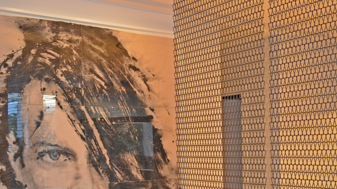 Paravent en maille métallique spiralée CODERCH aluminium bronze www.maillemetaldesign.fr