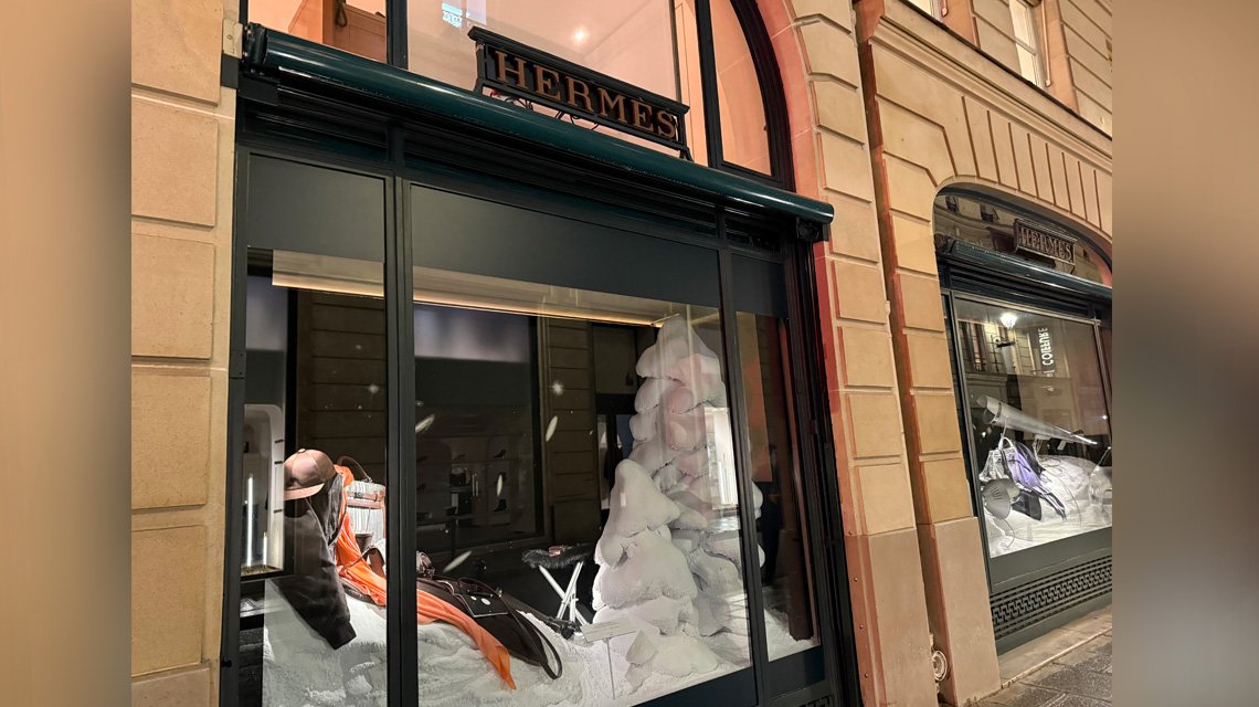 Montra Hermès Paris – instalação de Natal com toques de malha Aura Inox - <p>Vista exterior da montra Hermès em Paris, apresentando a cenografia de inverno. Os toques de malha metálica Aura Inox trazem um brilho subtil e uma textura contemporânea aos elementos expostos.</p>