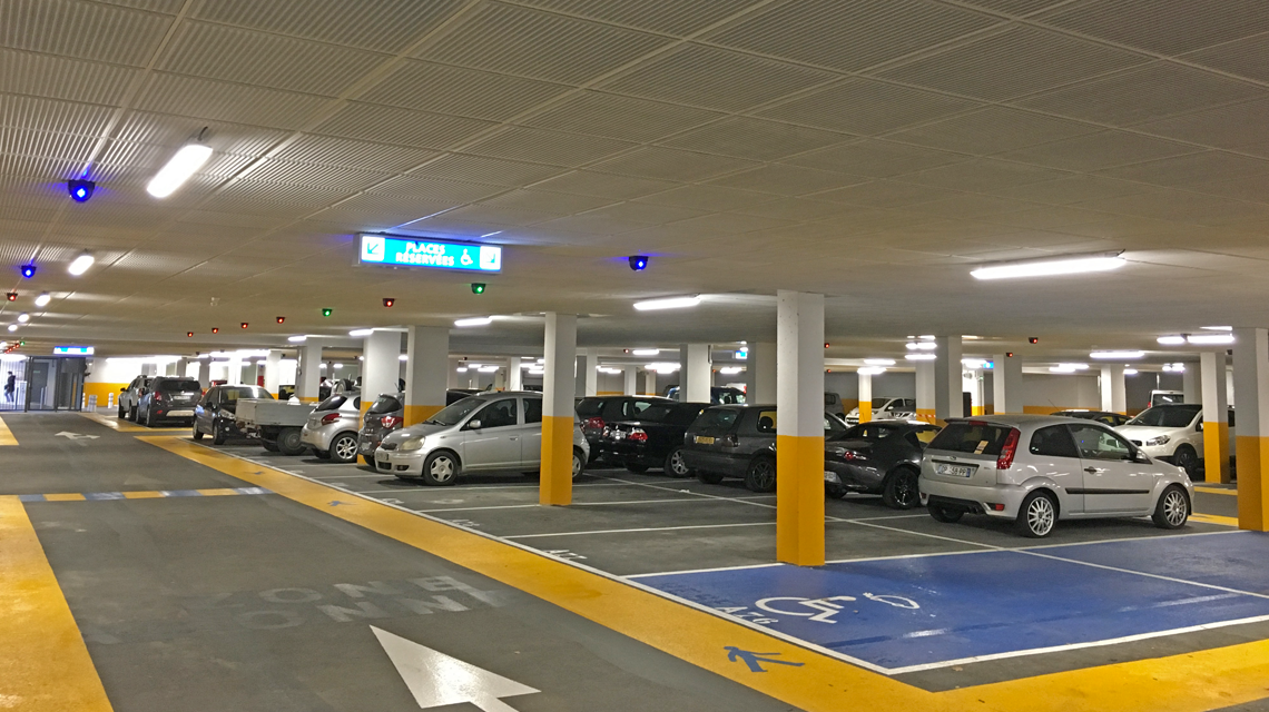 Faux plafond dalles métalliques DECKMETAL série S finition blanche www.maillemetaldesign.fr