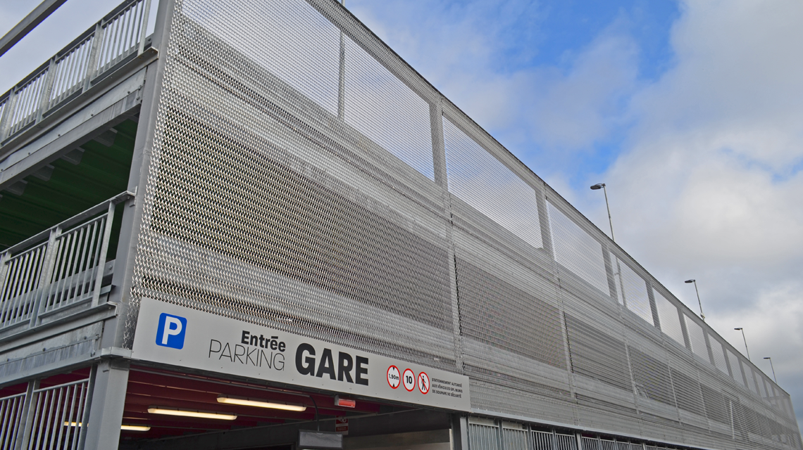 Façade du parking en maille métallique spiralée EIFFEL4050 acier inoxydable www.maillemetaldesign.fr
