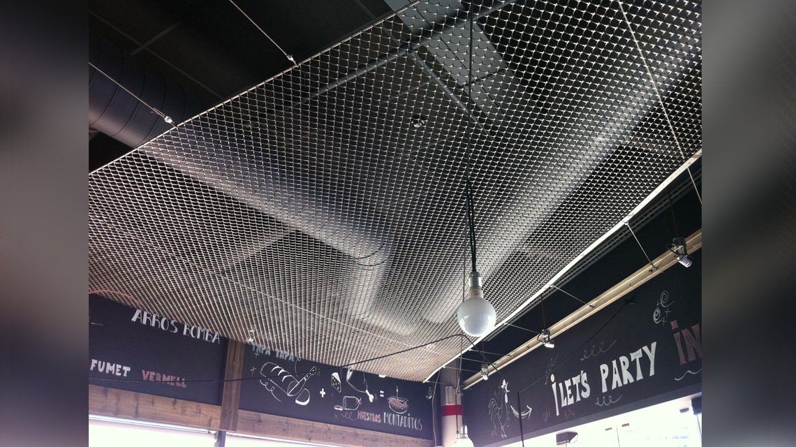 teto de rede metálica esticada em aço inoxidável GAUDI F @maillemetaldesign - <p>Malha de aço inoxidável por medida para a arquitetura interior e exterior : gradeamentos, revestimento de paredes, tectos, mobiliário, fachadas, vedações, etc.</p>