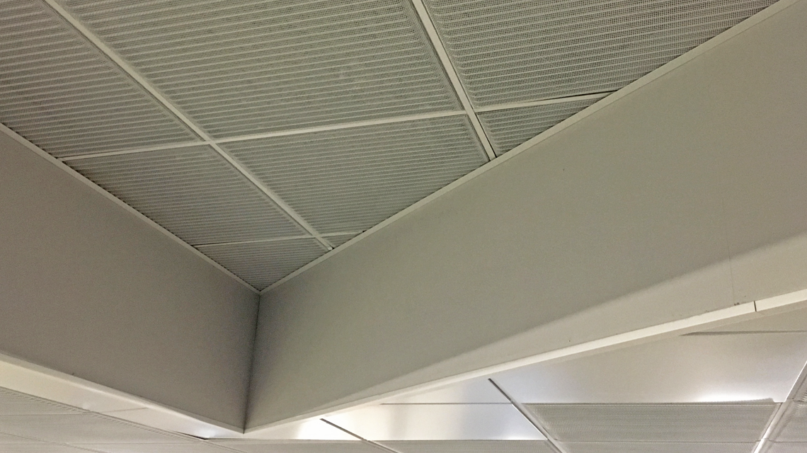 Faux plafond dalles métalliques DECKMETAL série S finition blanche www.maillemetaldesign.fr