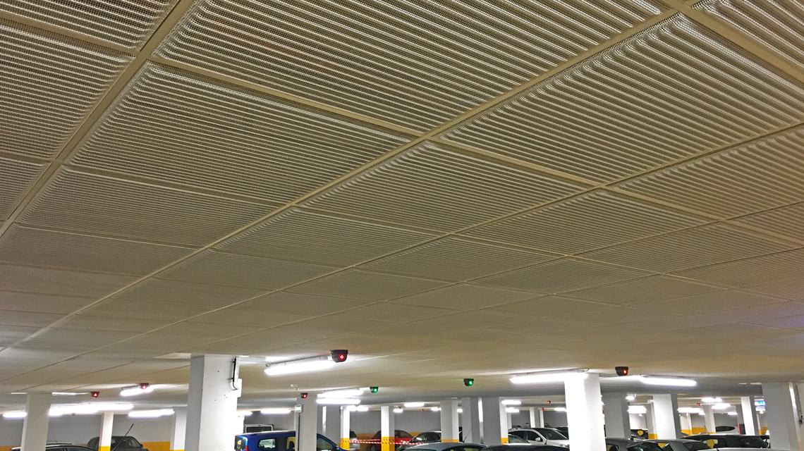 Faux plafond dalles métalliques DECKMETAL série S finition blanche www.maillemetaldesign.fr