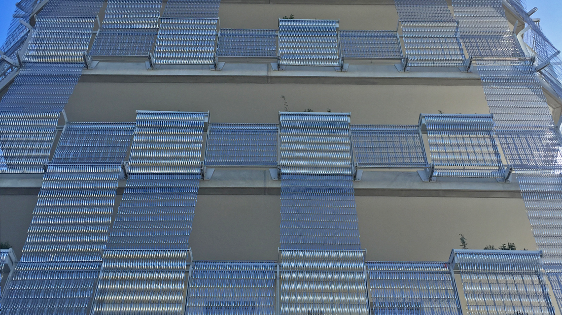 Façade en maille métallique spiralée inox EIFFEL30150 @maillemetaldesign