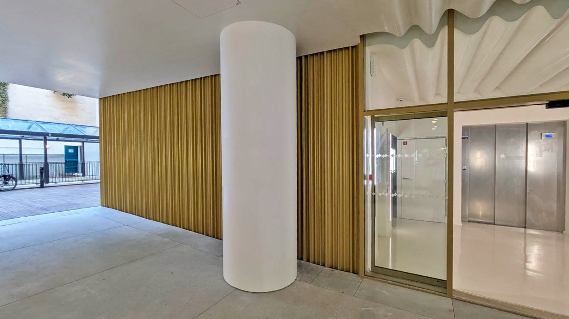 Neste hall parisiense, situado no coração do 9.º arrondissement, o revestimento mural dissolve-se para dar lugar a um ritmo delicado de ondulações metálicas. - <p>Neste hall parisiense, situado no coração do 9.º arrondissement, o revestimento mural dissolve-se para dar lugar a um ritmo delicado de ondulações metálicas.</p>