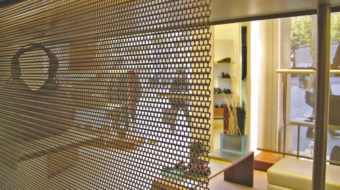 vitrines salvatore ferragamo maille métallique spiralée mies acier inox www.maillemetaldesign.fr