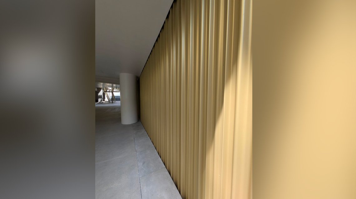 Neste hall parisiense, situado no coração do 9.º arrondissement, o revestimento mural dissolve-se para dar lugar a um ritmo delicado de ondulações metálicas. - <p>Neste hall parisiense, situado no coração do 9.º arrondissement, o revestimento mural dissolve-se para dar lugar a um ritmo delicado de ondulações metálicas.</p>